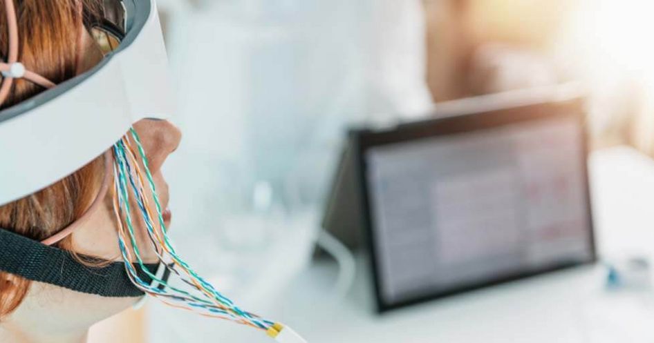 Biofeedback-Therapie: Patientin ist über Sensoren mit einem Computer verbunden