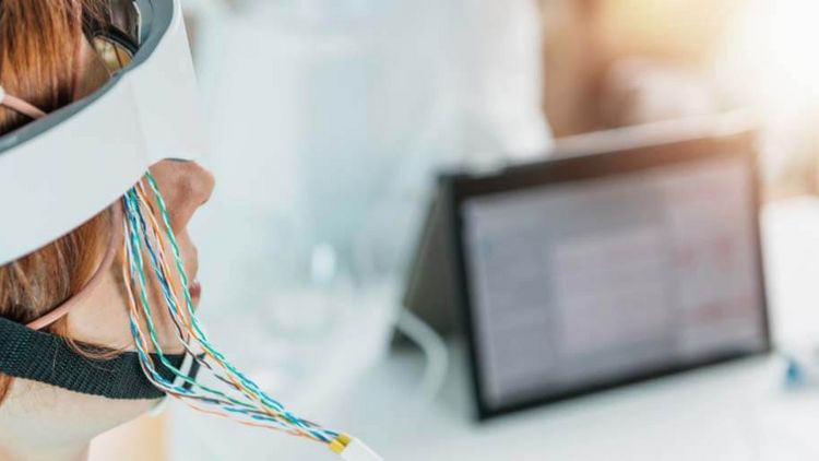 Biofeedback-Therapie: Patientin ist über Sensoren mit einem Computer verbunden
