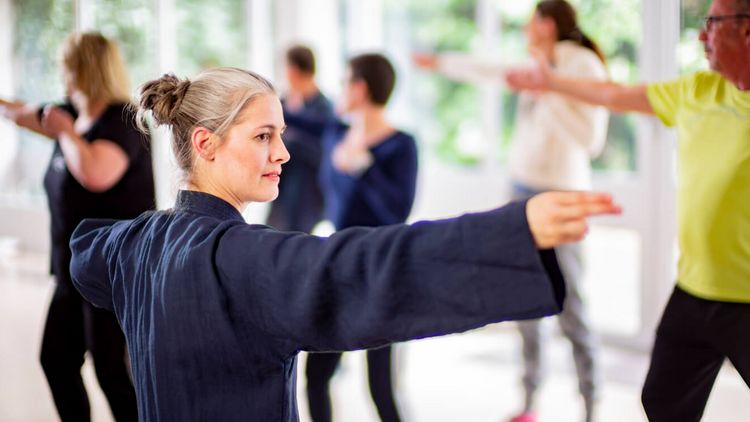 Patienten und Therapeut machen gemeinsam Tai-Chi
