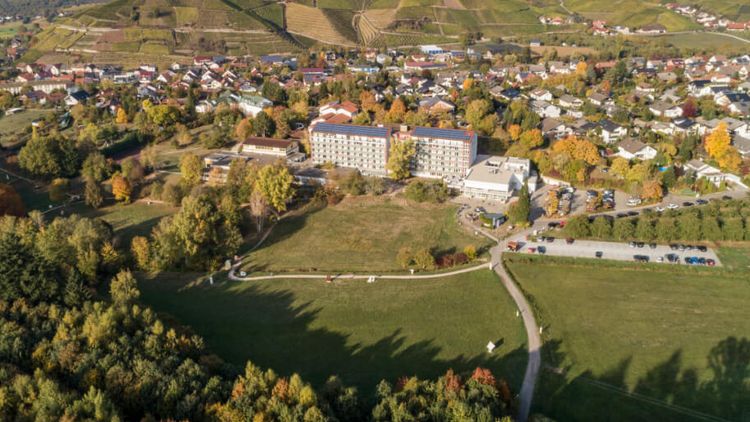 Luftaufnahme der MEDICLIN Staufenburg Klinik in Durbach