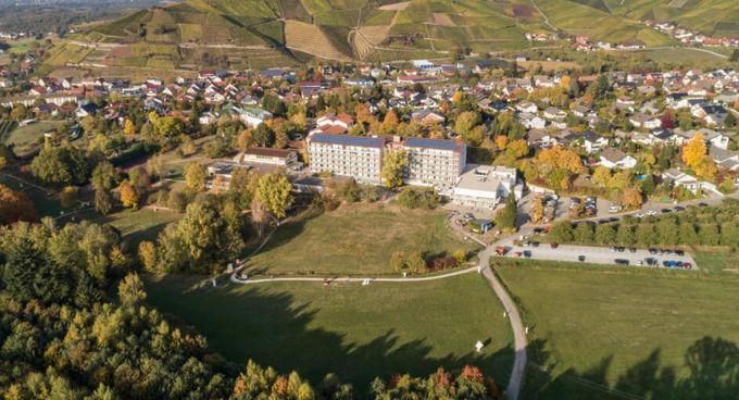 Luftaufnahme der MEDICLIN Staufenburg Klinik in Durbach