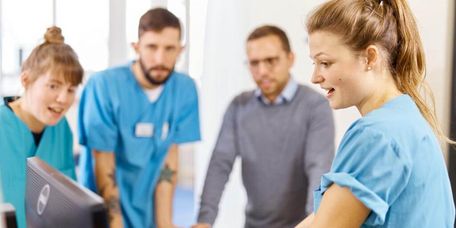 Klinikmitarbeiter im Gespräch