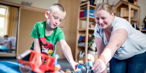 Kind und Therapeutin im Spiel Kind und Therapeutin im Spiel